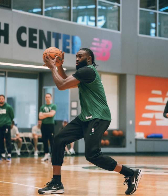 九游体育APP-包含NBA总决赛赛程吃紧，波士顿凯尔特人冲刺阶段防线松动，气氛紧张，训练强度明显提升的词条